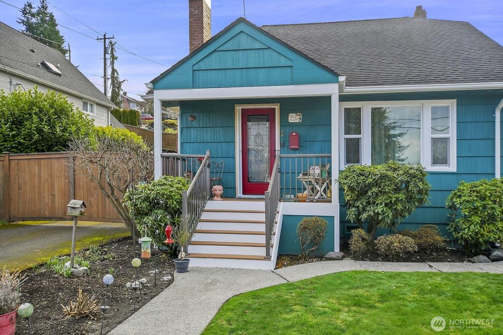 Photo of 810 33rd Street, Everett, WA 98201 (MLS # 2349527)