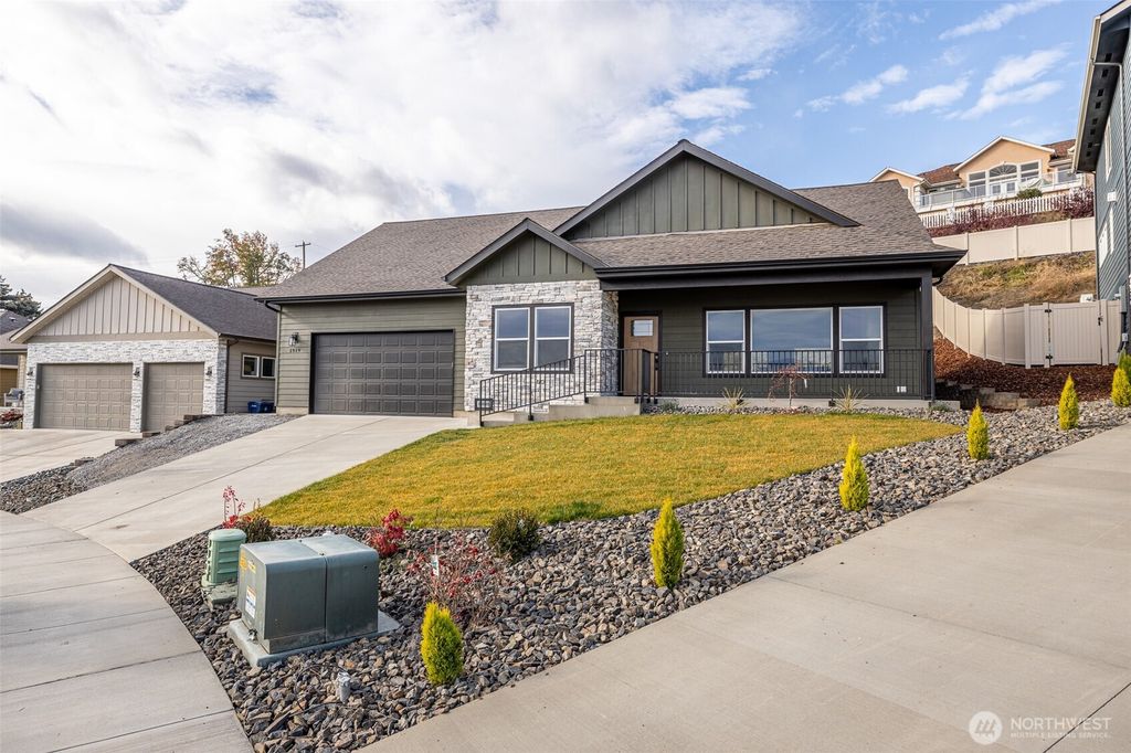 Photo of 1919 Westhaven, Wenatchee, WA 98801 (MLS # 2524594)