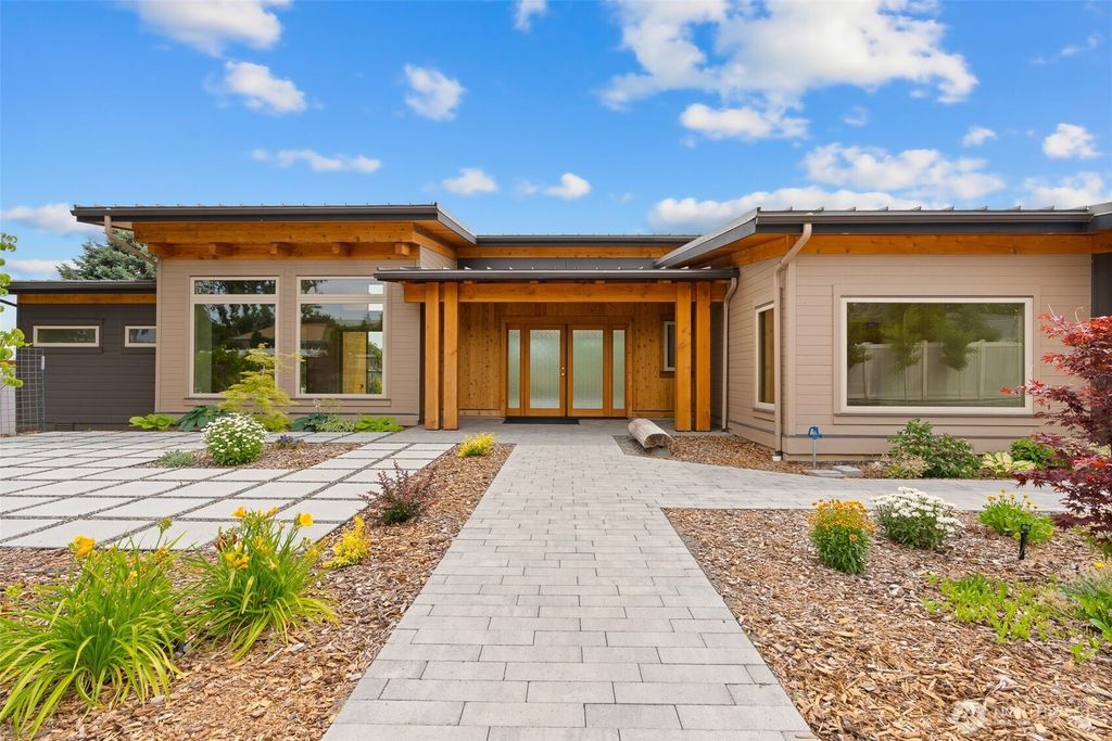 Photo of 8 N 96th Avenue, Yakima, WA 98908 (MLS # 2497014)