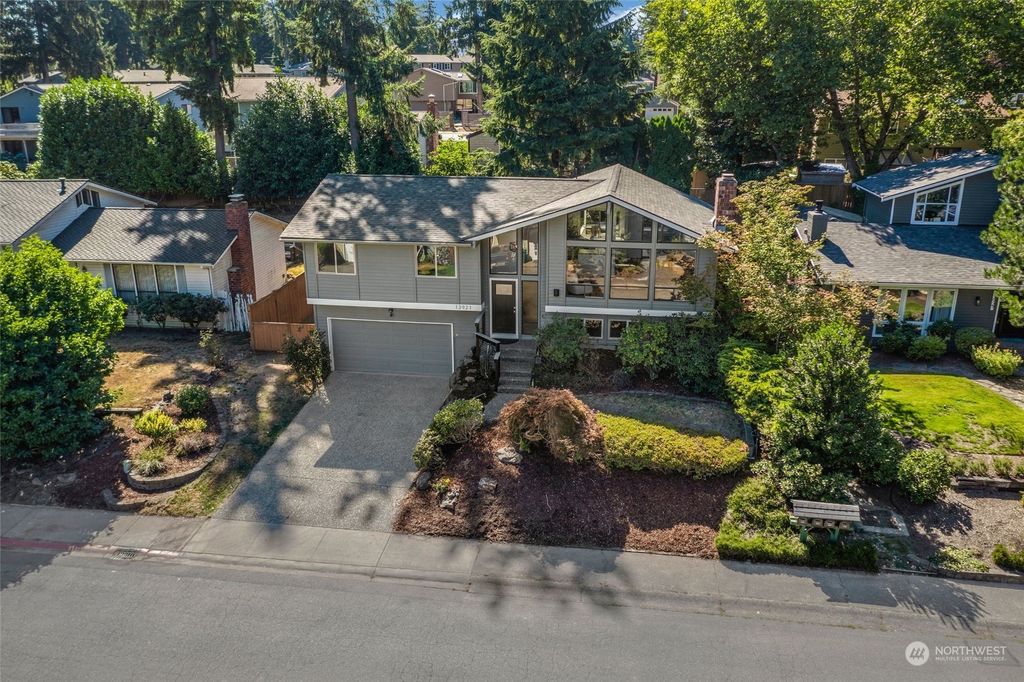 Photo of 13921 94th Avenue NE, Kirkland, WA 98034 (MLS # 2144962)