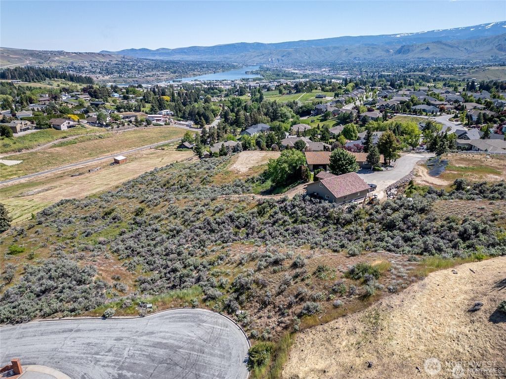 Photo of 315 Mahogany Lane Ln, Wenatchee, WA 98801 (MLS # 2496440)