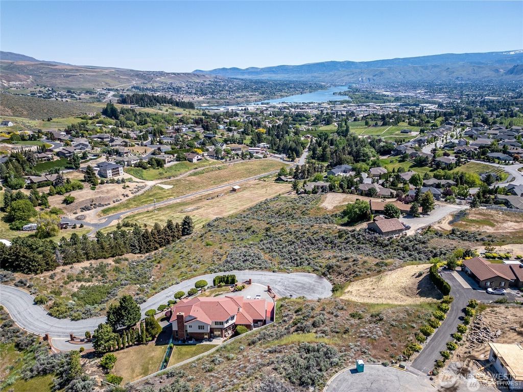 Photo of 315 Mahogany Lane Ln, Wenatchee, WA 98801 (MLS # 2496440)