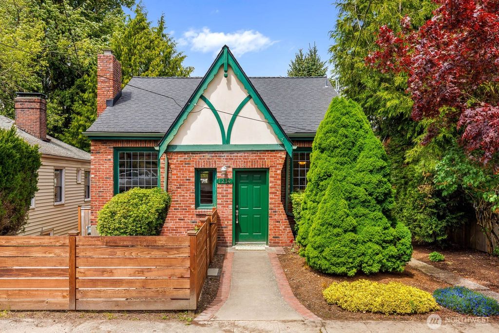 Photo of 1214 NE 98th Street, Seattle, WA 98115 (MLS # 2392087)