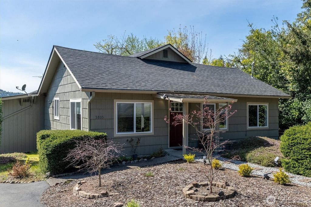 Photo of 3805 Pacific Way, Longview, WA 98632 (MLS # 2491147)