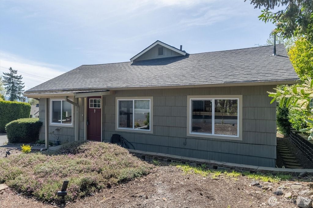 Photo of 3805 Pacific Way, Longview, WA 98632 (MLS # 2491147)