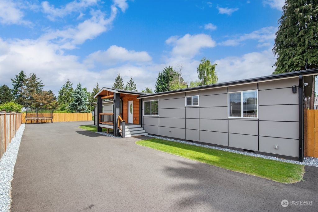 Photo of 102 1/2 5th Avenue SW, Pacific, WA 98047 (MLS # 2071289)