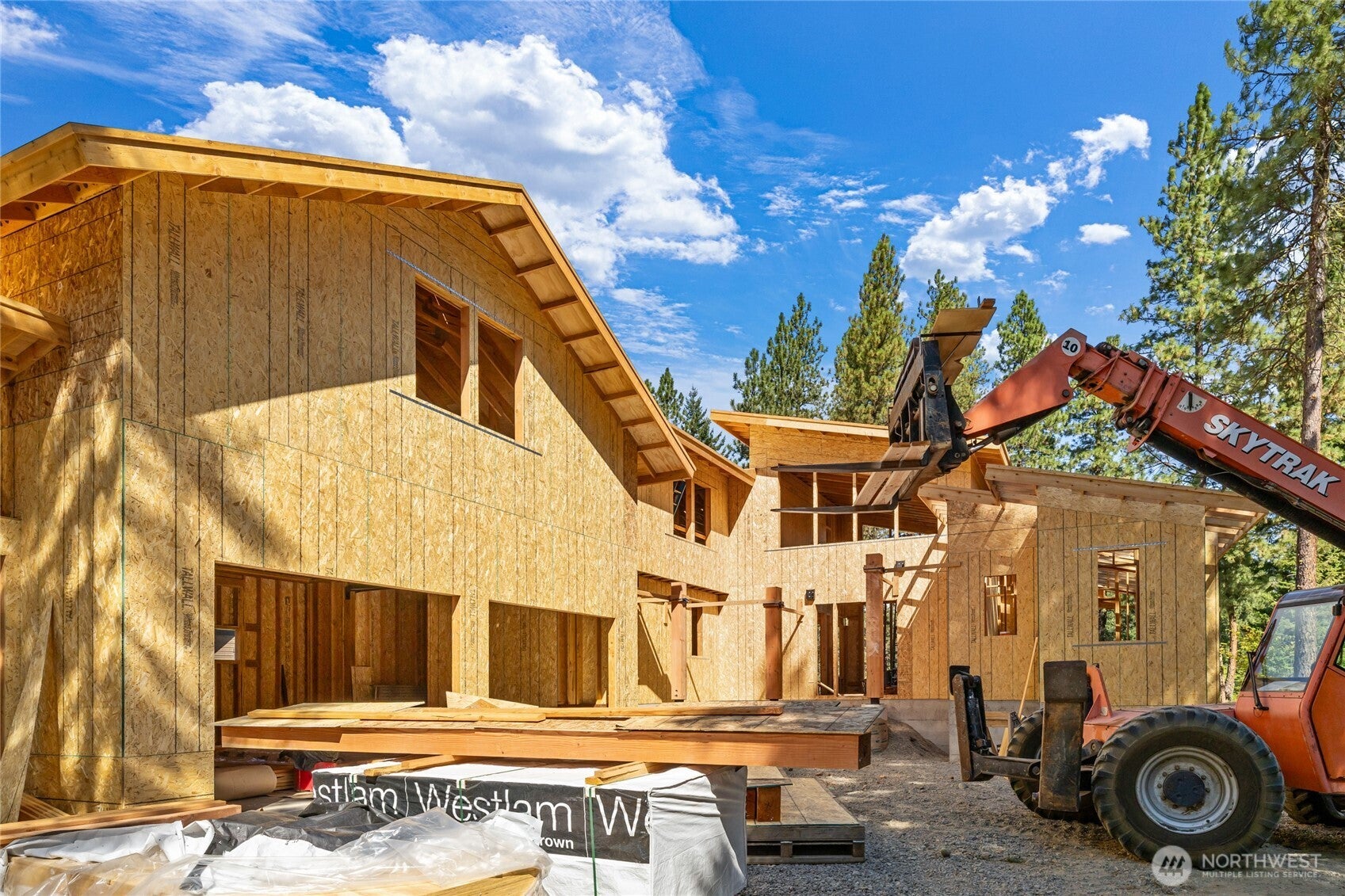1060 Larkspur Loop
