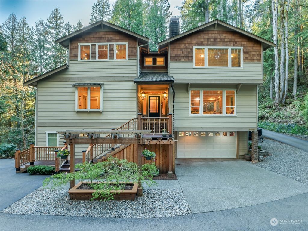 Photo of 24810 SE Mirrormont Drive, Issaquah, WA 98027 (MLS # 2069345)