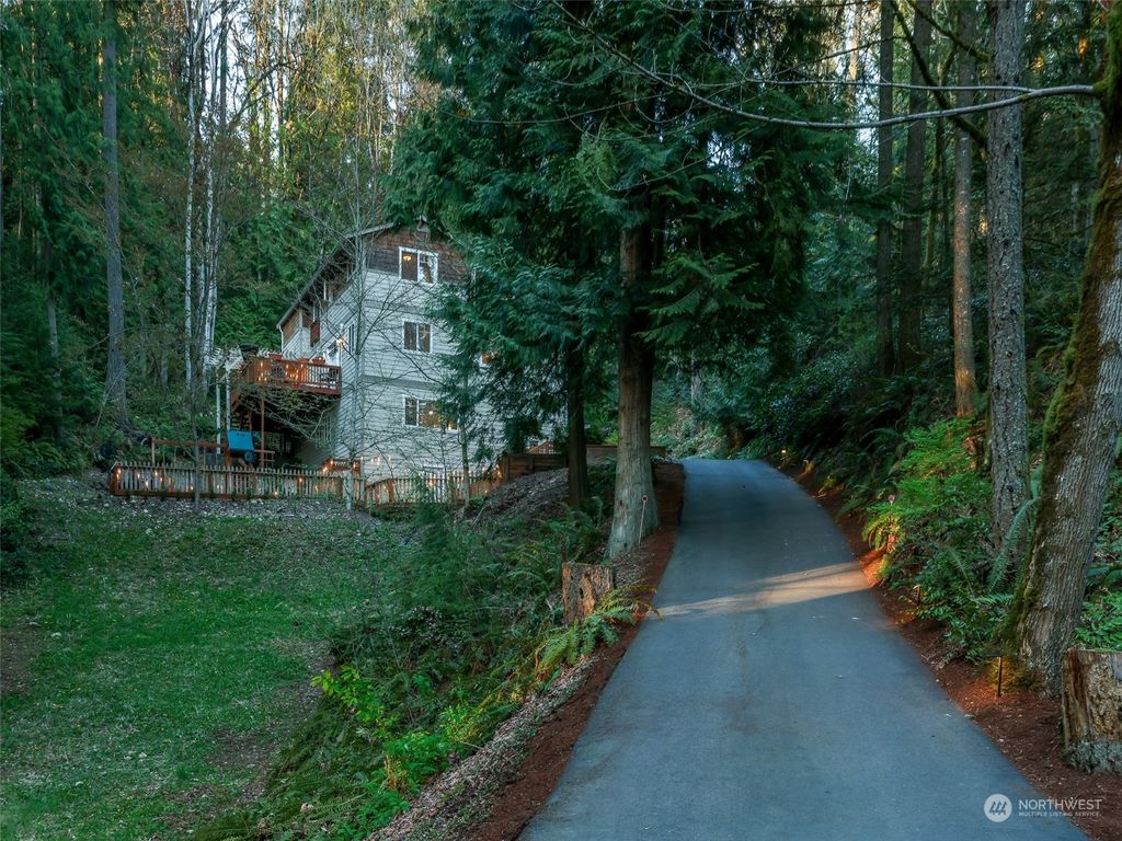 Photo of 24810 SE Mirrormont Drive, Issaquah, WA 98027 (MLS # 2069345)