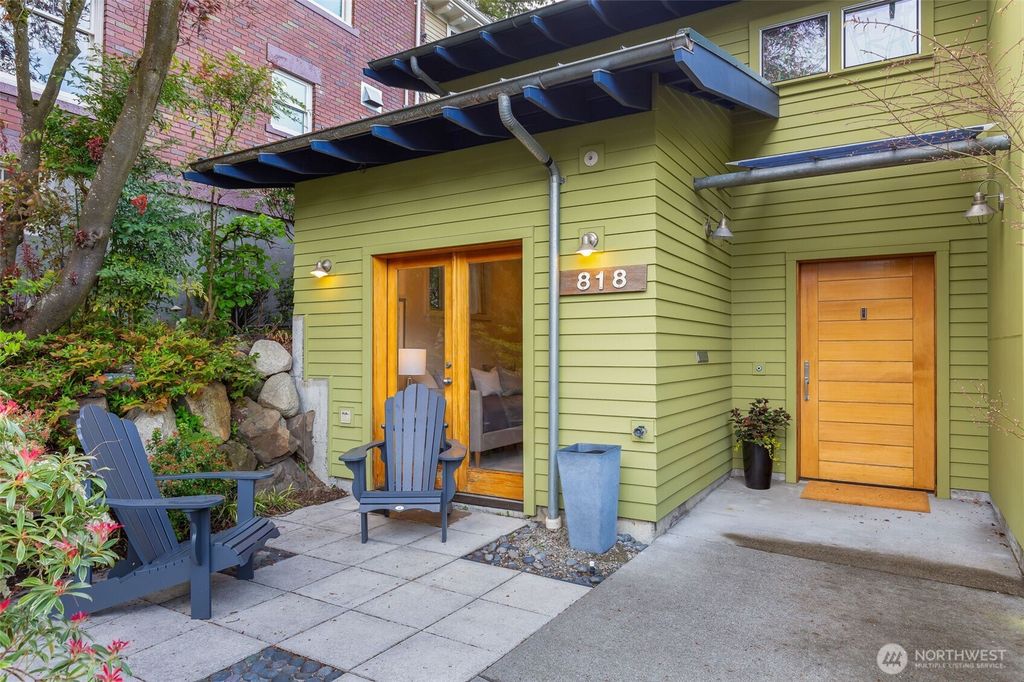Photo of 818 W Barrett Street, Seattle, WA 98119 (MLS # 2356430)