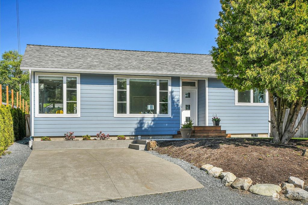 Photo of 325 S 108th Place, Seattle, WA 98168 (MLS # 2240096)
