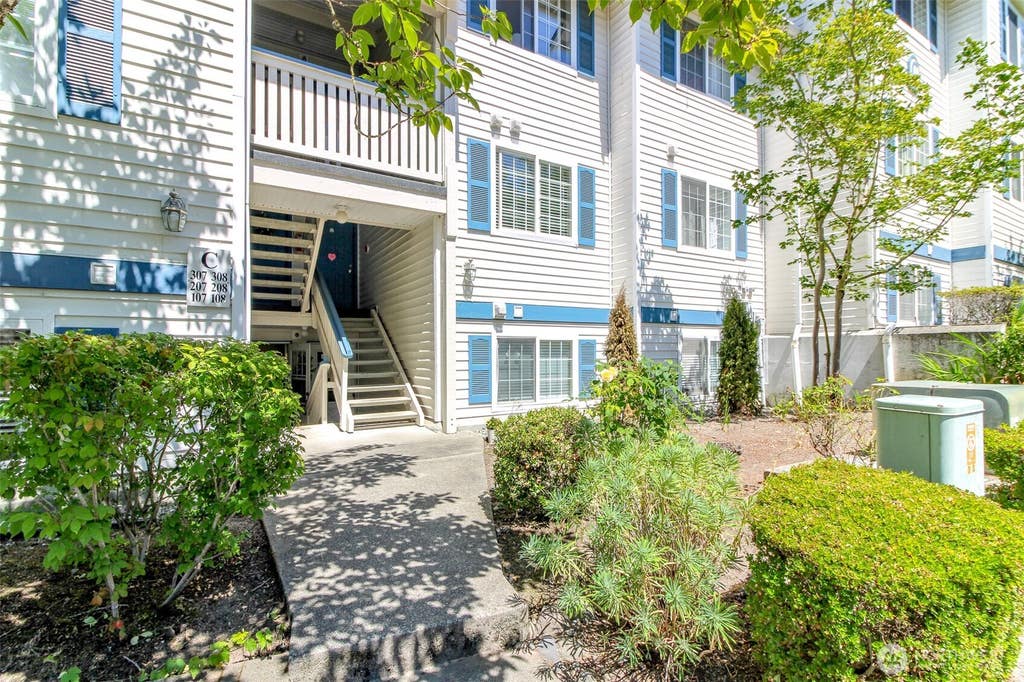 Photo of 949 Aberdeen Avenue NE #C107, Renton, WA 98056 (MLS # 2562090)