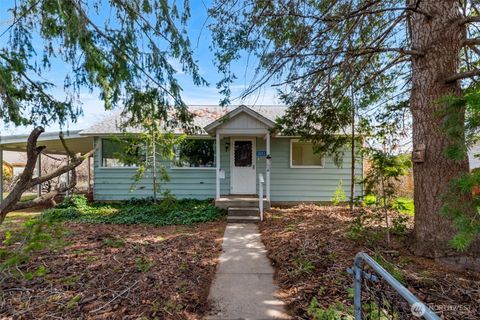 Photo of 1003 Amherst Ave, Wenatchee, WA 98801 (MLS # 2495118)