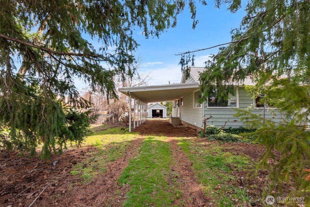 Photo of 1003 Amherst Ave, Wenatchee, WA 98801 (MLS # 2495118)