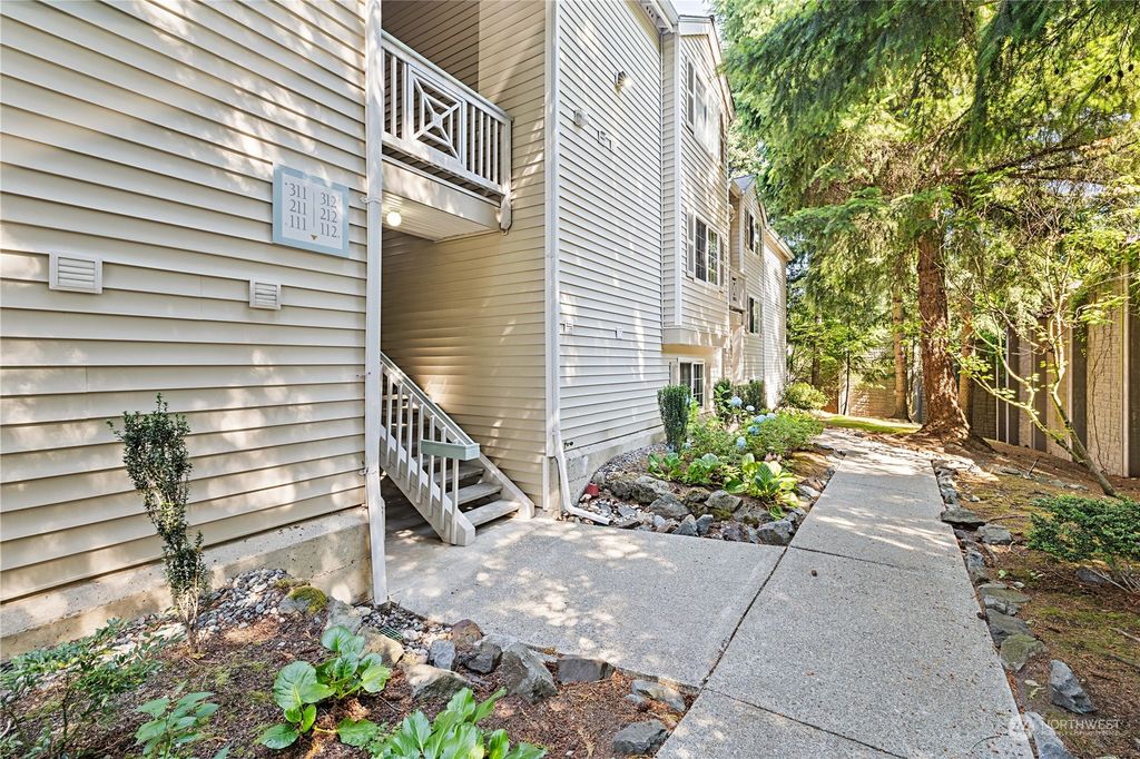 Photo of 1660 118th Avenue SE #D212, Bellevue, WA 98005 (MLS # 2262675)