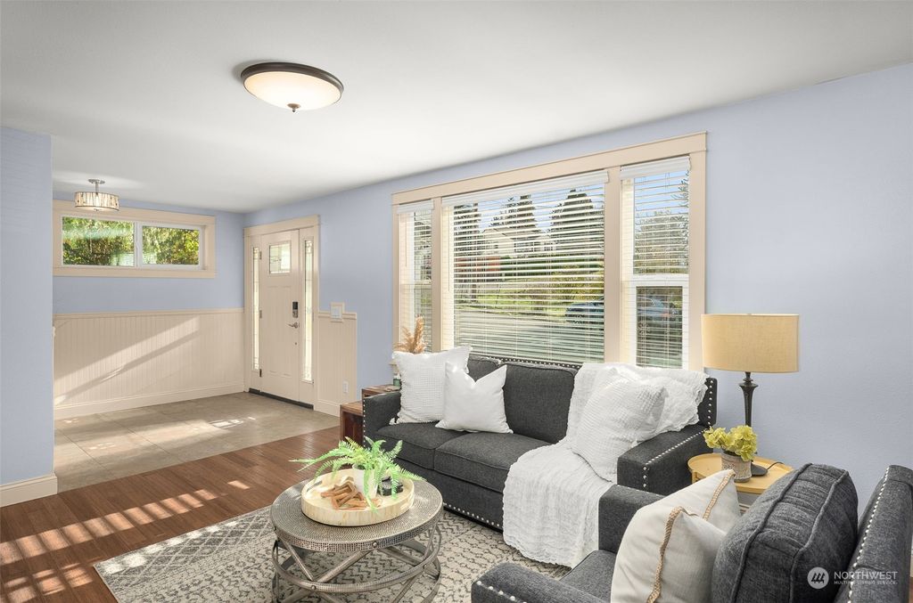 Photo of 2914 NE 6th Street, Renton, WA 98056 (MLS # 2180160)