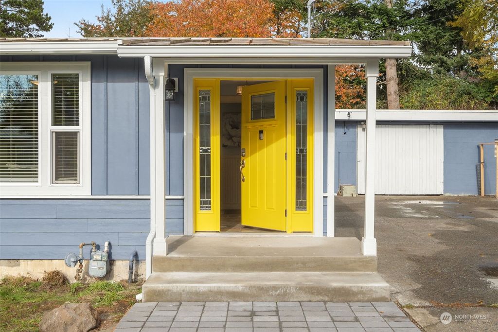 Photo of 2914 NE 6th Street, Renton, WA 98056 (MLS # 2180160)