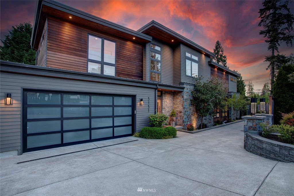 Photo of 3131 92nd Avenue NE, Clyde Hill, WA 98004 (MLS # 1927114)