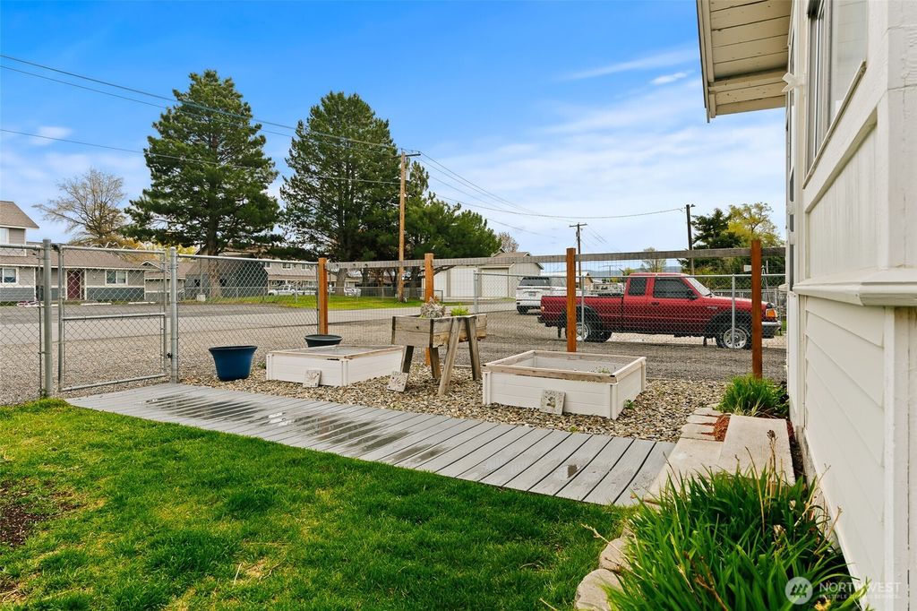 Photo of 305 N Clark Street, Kittitas, WA 98934 (MLS # 2521837)