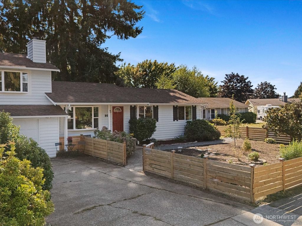 Photo of 900 116th Street SW, Everett, WA 98204 (MLS # 2437074)