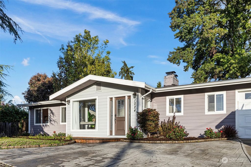 Photo of 1024 82nd Avenue NE, Medina, WA 98039 (MLS # 2182020)