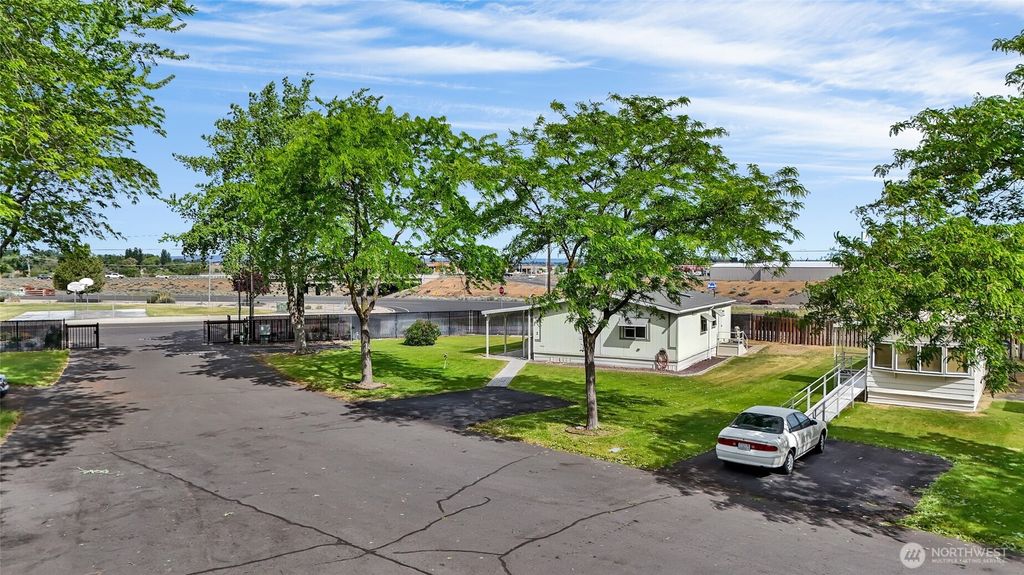 Photo of 3131 W Wapato Drive #2, Moses Lake, WA 98837 (MLS # 2525061)