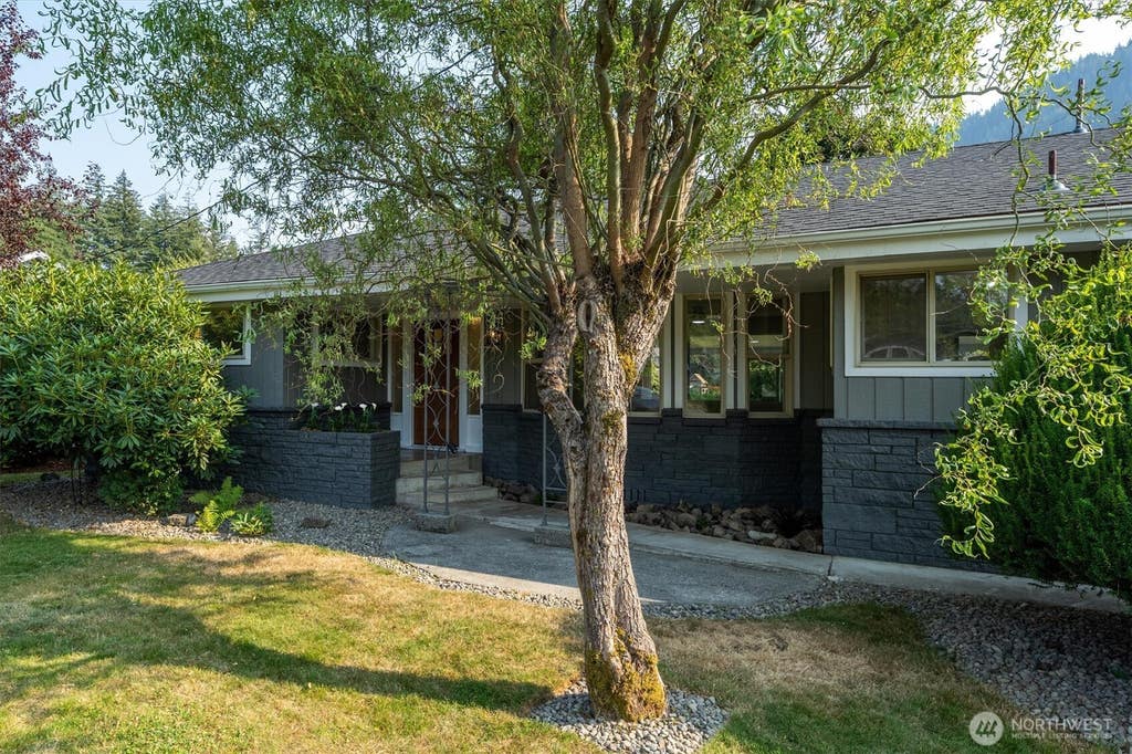 Photo of 102 E Adams Avenue, Morton, WA 98356 (MLS # 2572074)