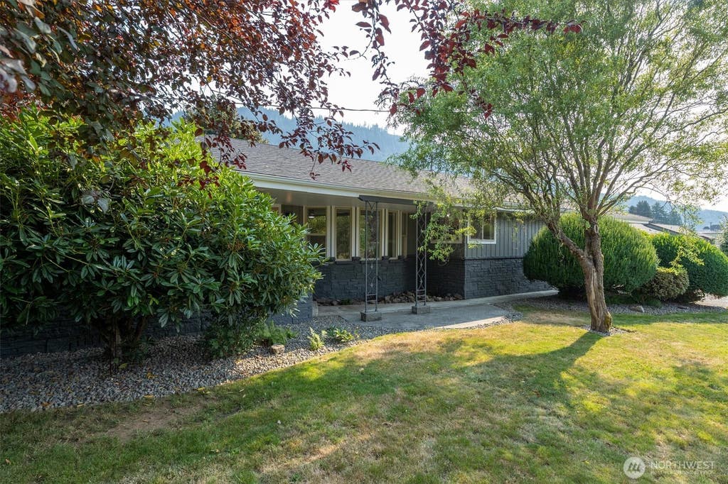 Photo of 102 E Adams Avenue, Morton, WA 98356 (MLS # 2572074)