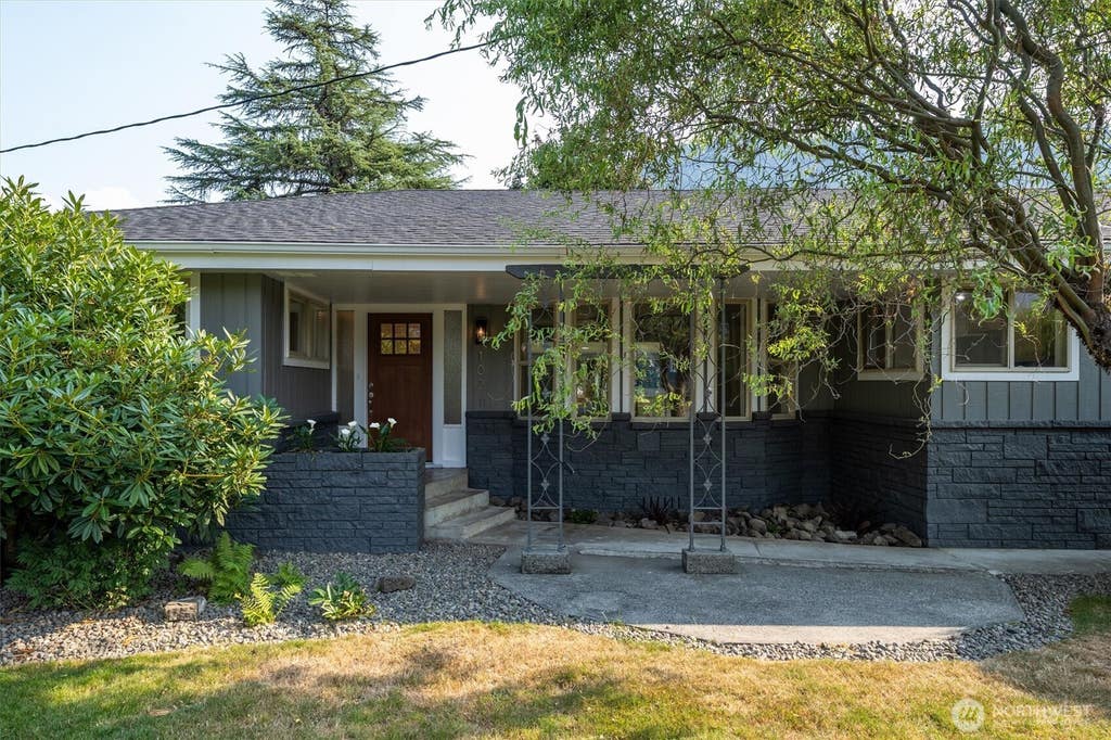 Photo of 102 E Adams Avenue, Morton, WA 98356 (MLS # 2572074)