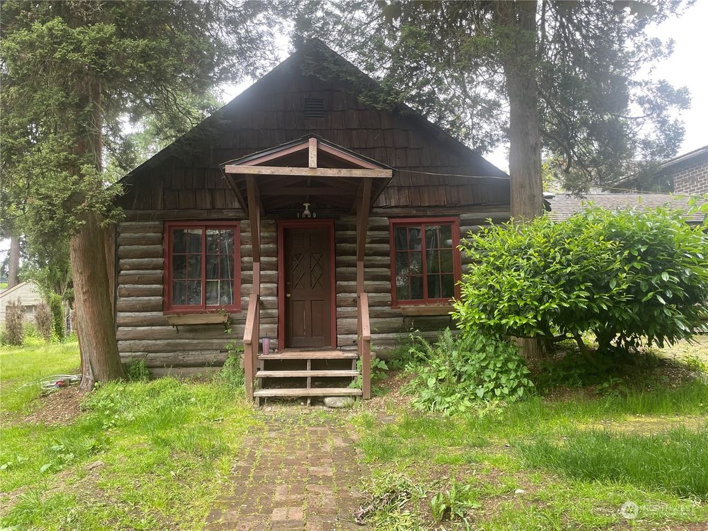 Photo of 1809 NE 170th Street, Shoreline, WA 98155 (MLS # 2295839)