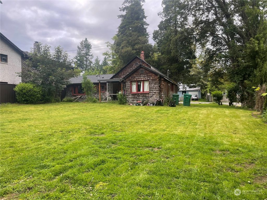 Photo of 1809 NE 170th Street, Shoreline, WA 98155 (MLS # 2295839)