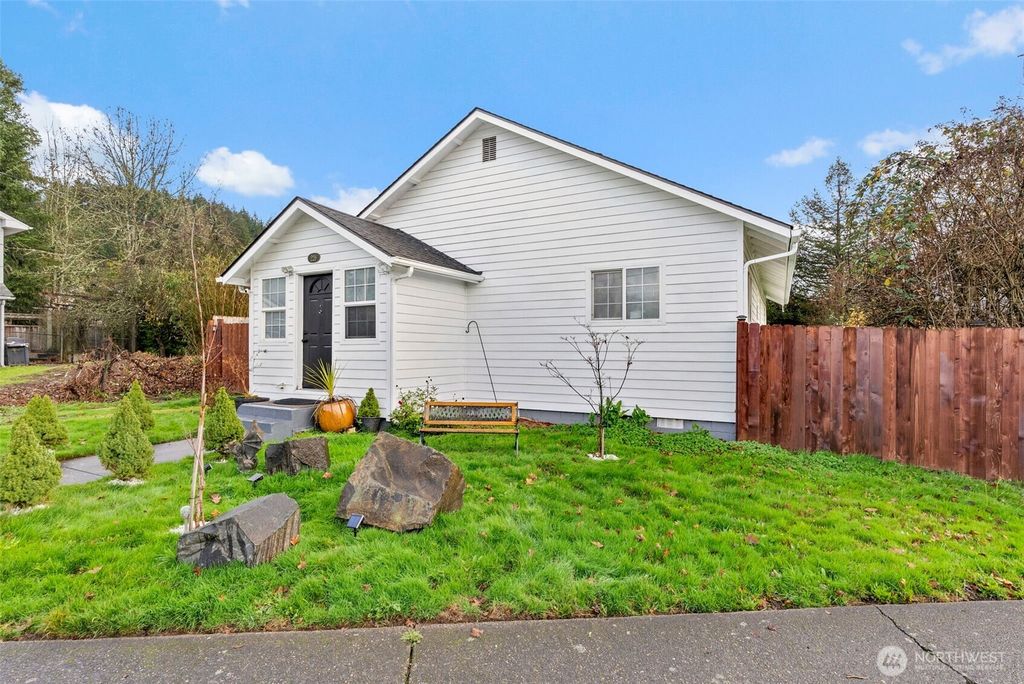 Photo of 226 SW 16th St St, Chehalis, WA 98532 (MLS # 2457944)