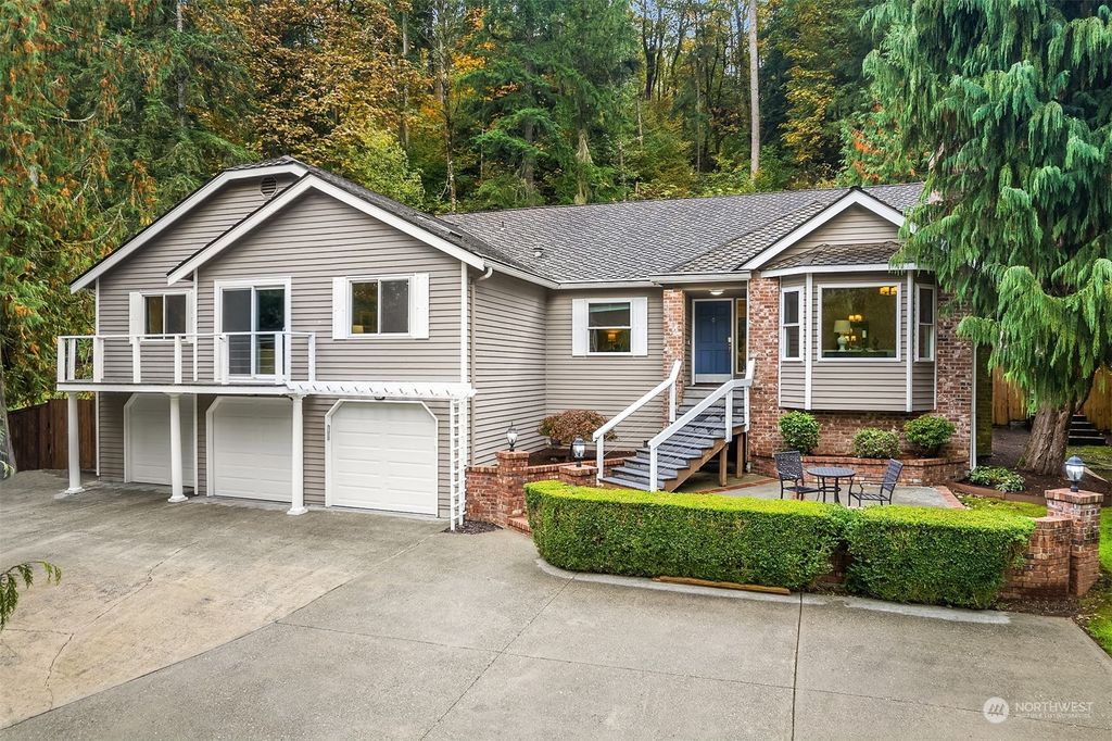 Photo of 21003 SE 138th Place, Issaquah, WA 98027 (MLS # 2304586)