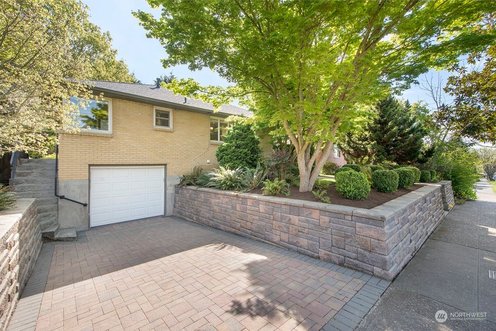 Photo of 6544 40th Avenue NE, Seattle, WA 98115 (MLS # 2226990)