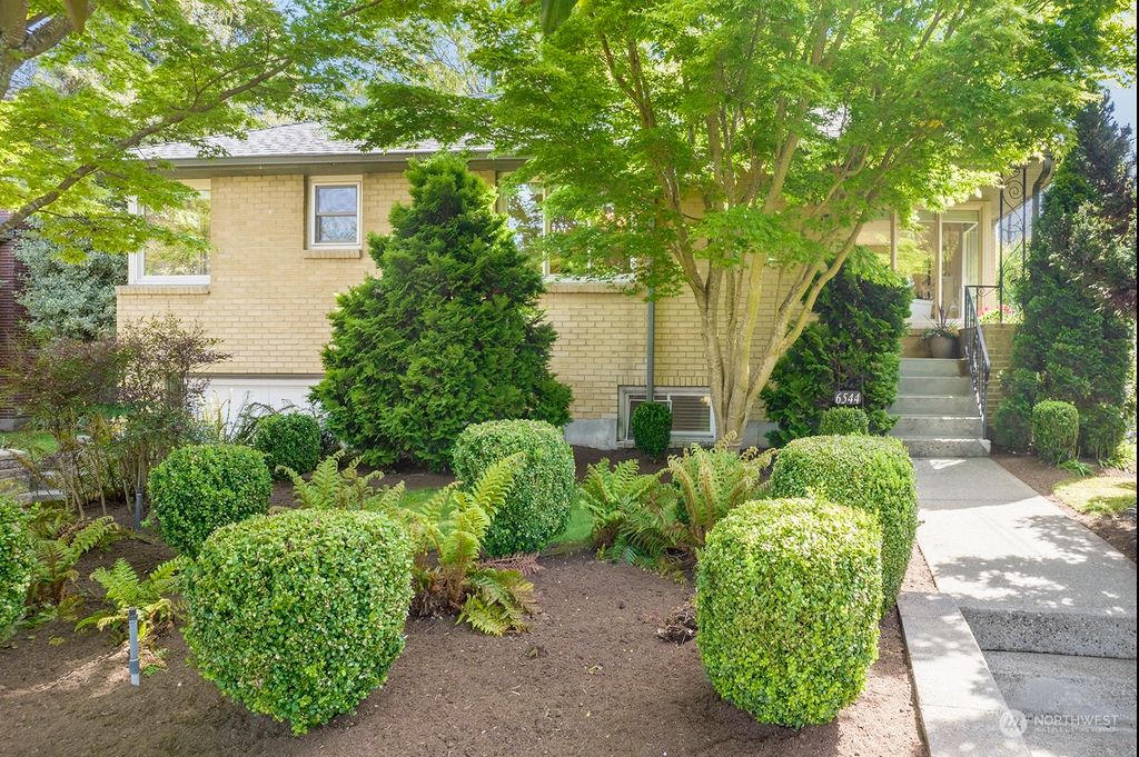 Photo of 6544 40th Avenue NE, Seattle, WA 98115 (MLS # 2226990)