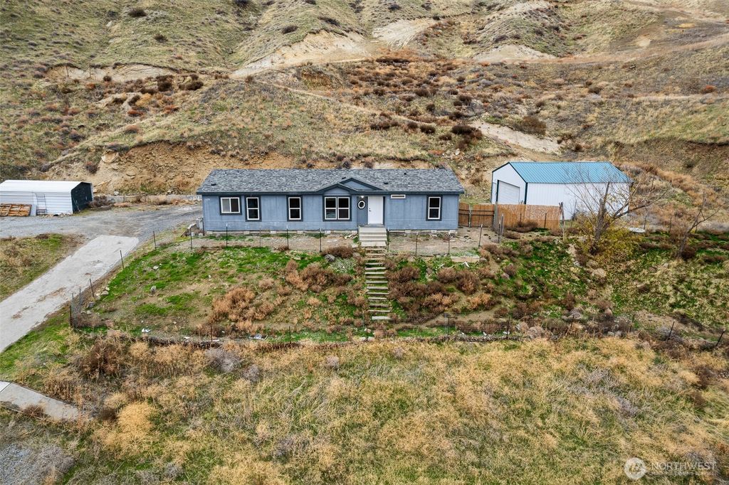 Photo of 3570 Pinnacle Place, Wenatchee, WA 98801 (MLS # 2455808)