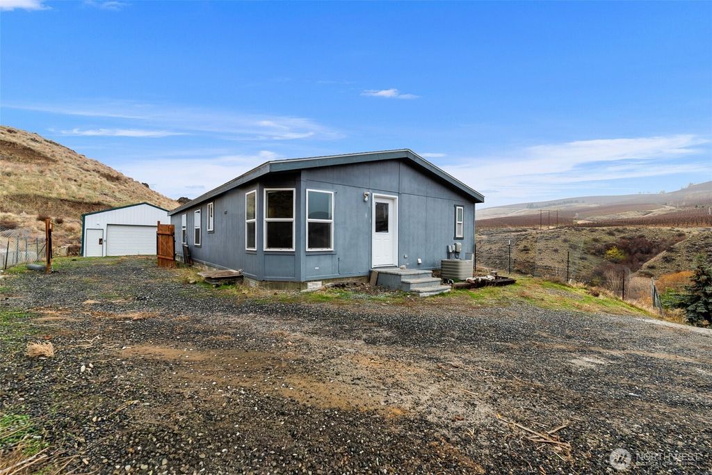 Photo of 3570 Pinnacle Place, Wenatchee, WA 98801 (MLS # 2455808)