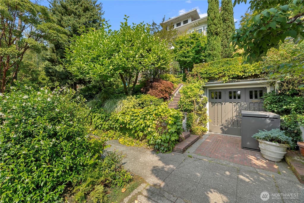 Photo of 1108 Harvard Avenue E, Seattle, WA 98102 (MLS # 2570080)