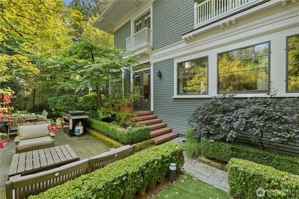 Photo of 1108 Harvard Avenue E, Seattle, WA 98102 (MLS # 2570080)