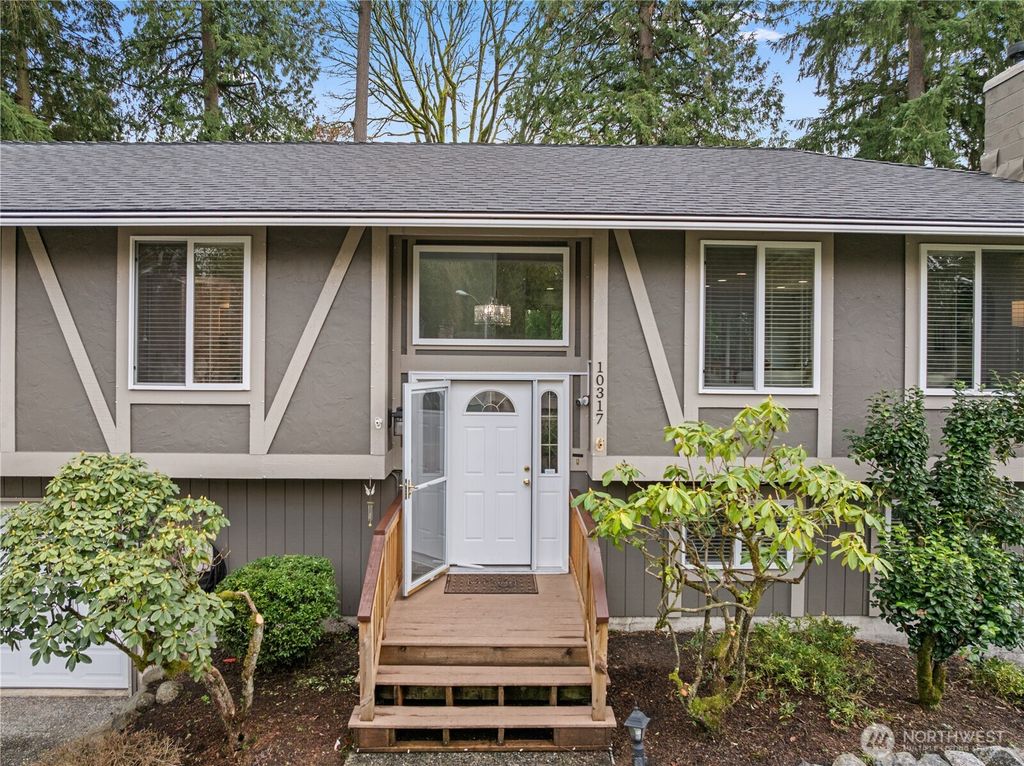 Photo of 10317 NE 123rd Place, Kirkland, WA 98034 (MLS # 2488613)