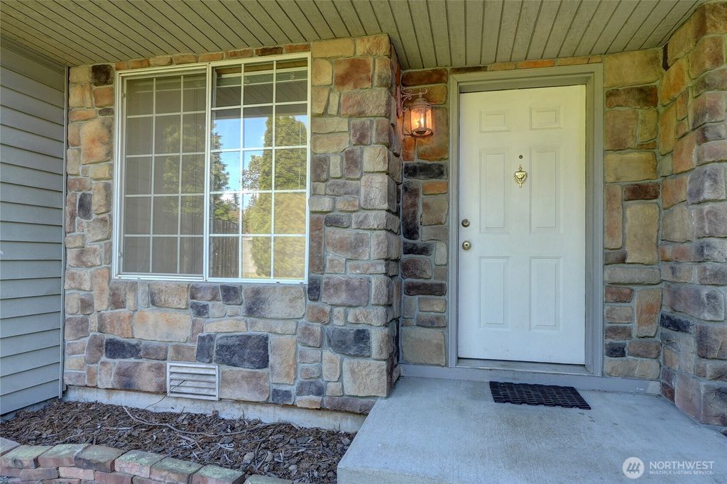 Photo of 3017 SW 346 Place Pl, Federal Way, WA 98023 (MLS # 2366202)
