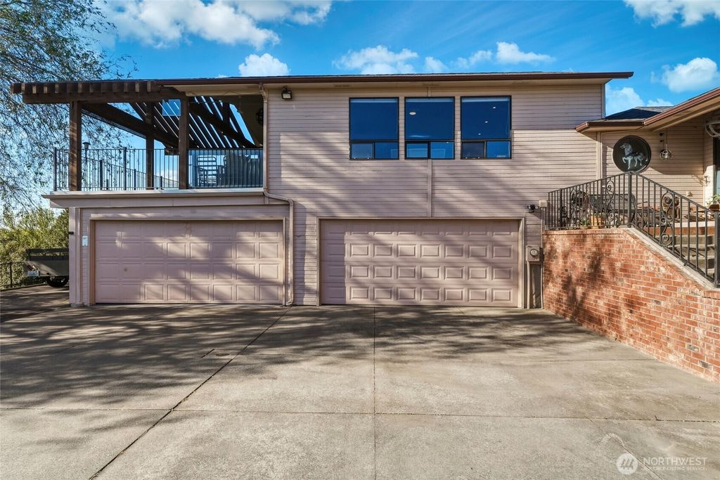 Photo of 1520 Kaniksu Loop, Walla Walla, WA 99362 (MLS # 2517783)