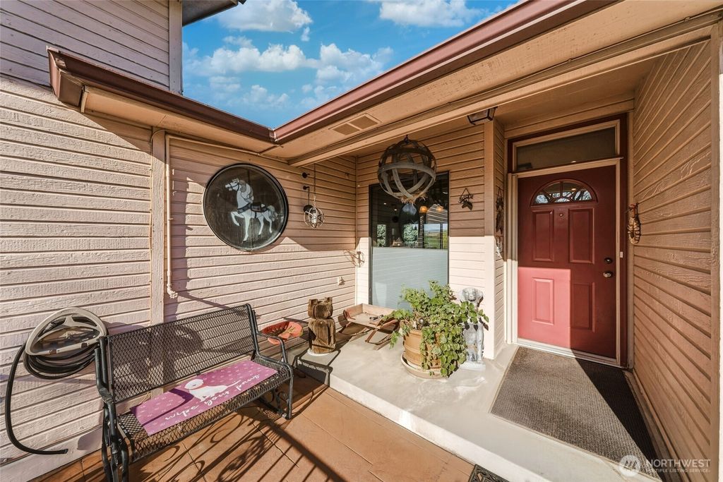 Photo of 1520 Kaniksu Loop, Walla Walla, WA 99362 (MLS # 2517783)