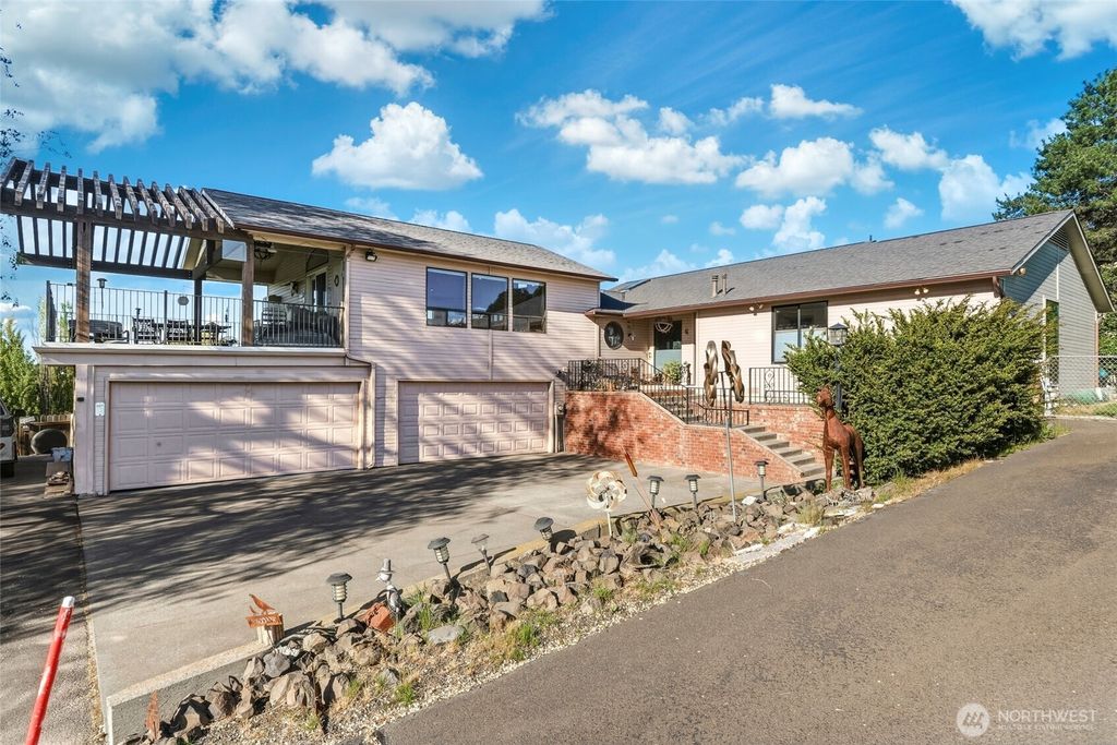 Photo of 1520 Kaniksu Loop, Walla Walla, WA 99362 (MLS # 2517783)
