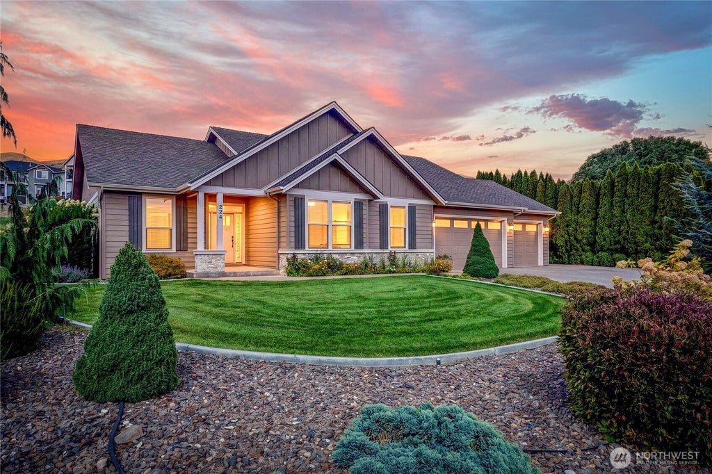 Photo of 224 Rolling Hills Lane, Wenatchee, WA 98801 (MLS # 2585316)