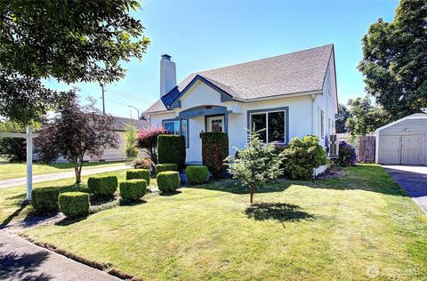 Photo of 421 24th Avenue, Longview, WA 98632 (MLS # 2398073)