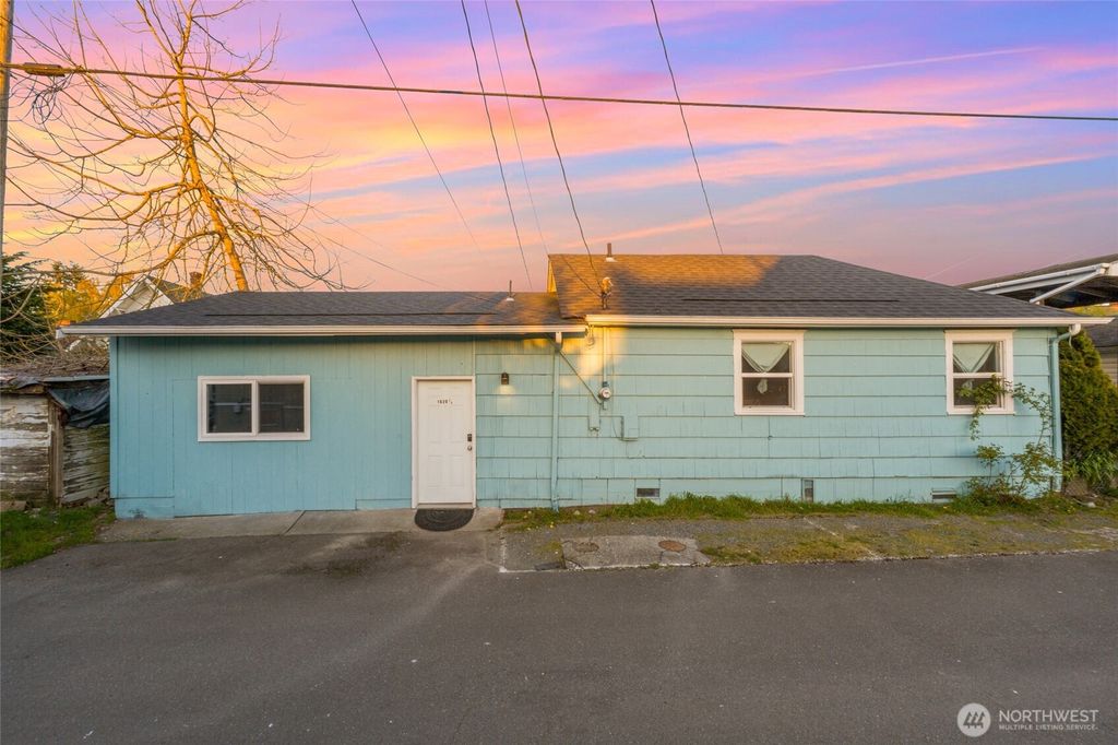 Photo of 1620 1/2 Lombard Avenue, Everett, WA 98201 (MLS # 2505775)