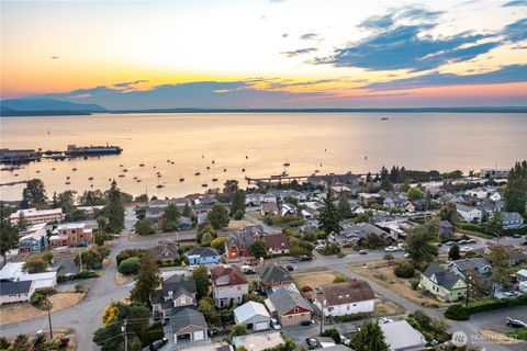 Photo of 917 13th Street, Bellingham, WA 98225 (MLS # 2429305)