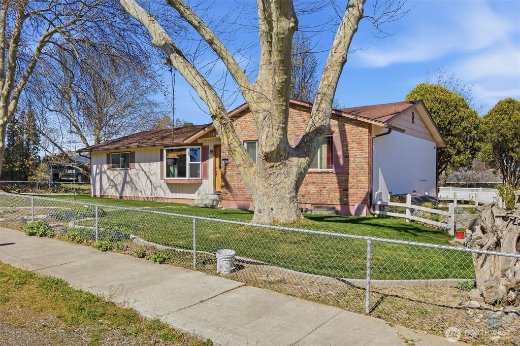 Photo of 1840 W 11th Avenue, Kennewick, WA 99337 (MLS # 2498504)