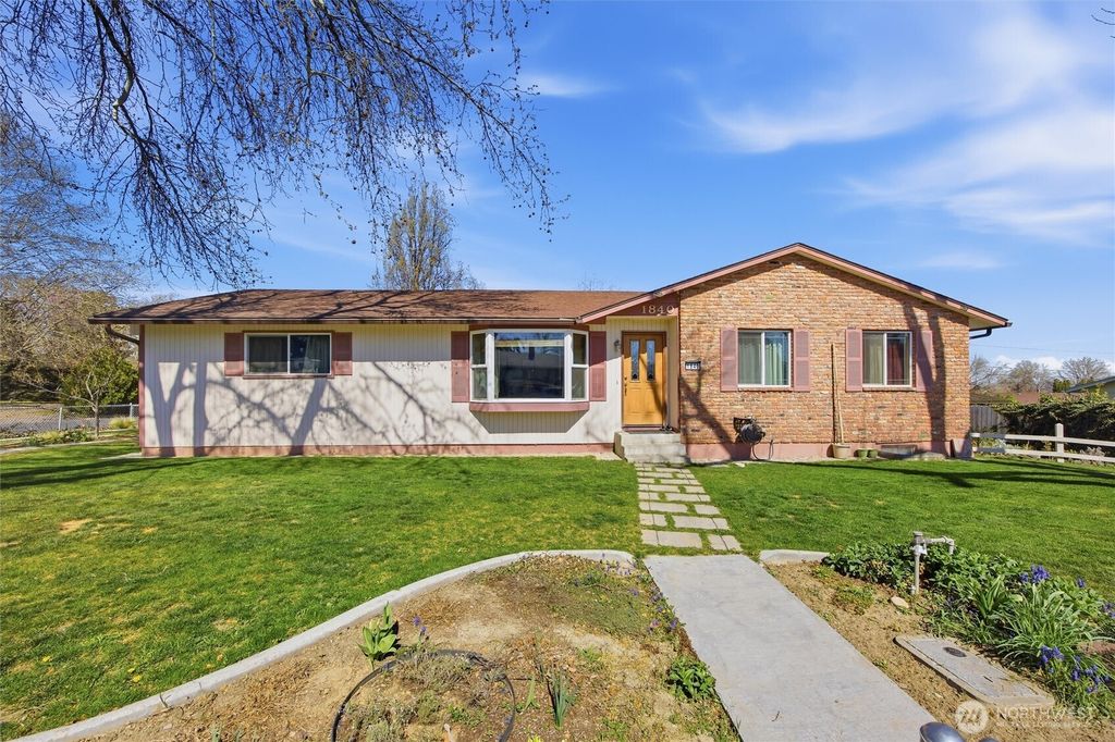 Photo of 1840 W 11th Avenue, Kennewick, WA 99337 (MLS # 2498504)